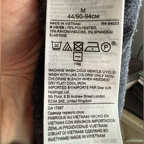 EUC Banana Republic 3/4 sleeve top. Crew neck. Ruffled sleeve. Excellent piece. - Picture 13 of 13